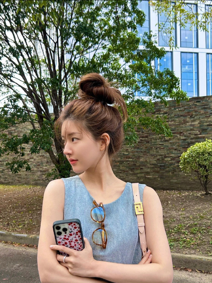 赵露思这个丸子头怎么扎的真的学不会啊​​​