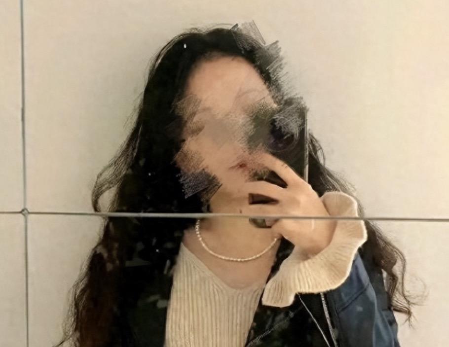 武大图书馆事件中的女生杨某，她扔向小学弟肖某的回旋镖，总算是砸到了她自己。这几