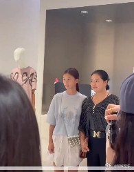 没想到很快七七就被爆料，被妈妈带着站台参加商演，两小时赚八千块。此消息以传出，迅