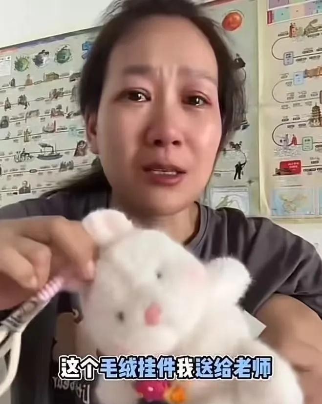 在这个温馨又敏感的节日里，家长们本想着用一份小小的心意，表达对老师的感激与尊重。