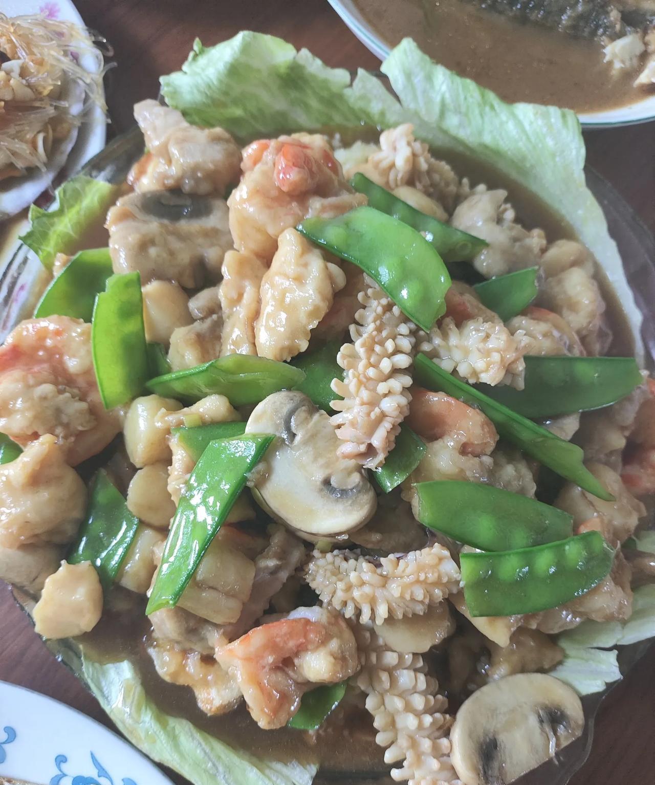 今天儿子一家来，早晨我就一通买。老伴负责做饭，给孙女做了她爱吃的炸鸡腿，八珍豆