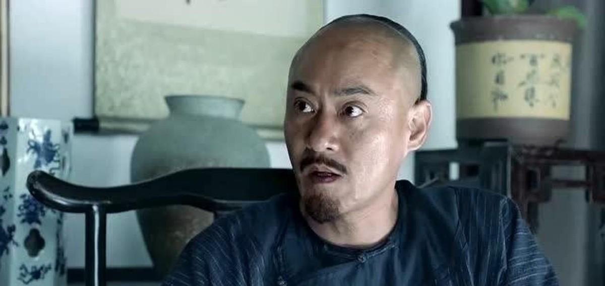 叶天士正在帮人看病。一个乞丐对他说：先生是神医，可会治穷病？在场的人都笑乞丐傻。