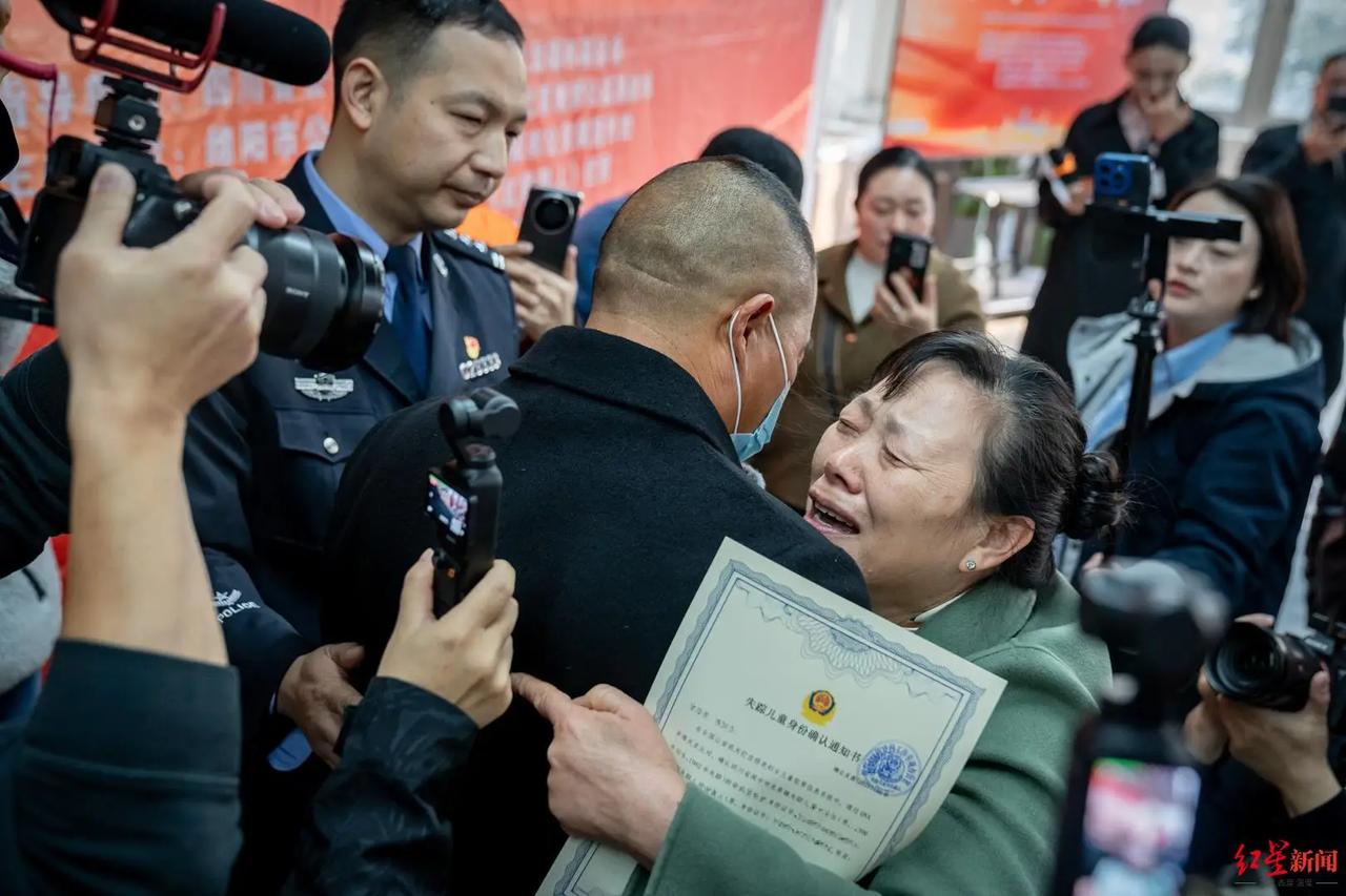 今年7月，山东菏泽44岁的张国正亲自去派出所采集了DNA信息。因为张国正并不