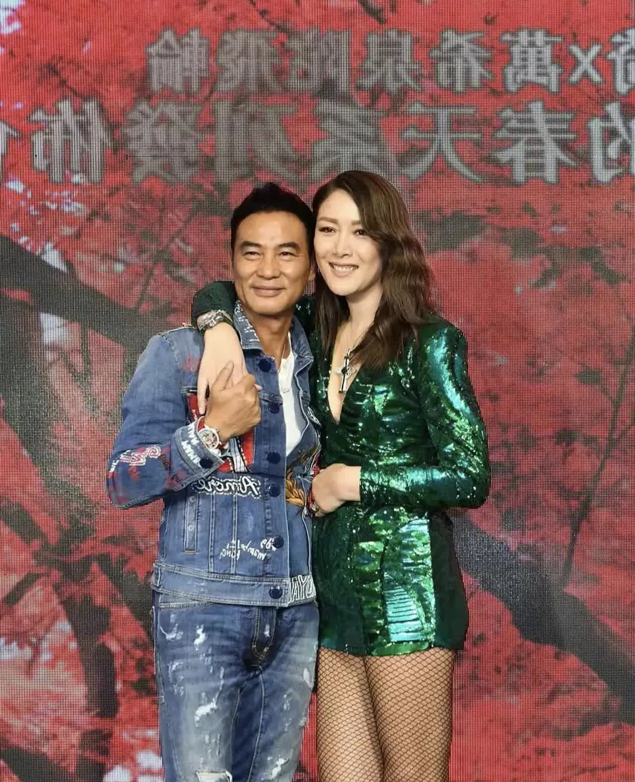 任达华，180cm的大个子，但看上去比老婆还矮点，但他年龄比老婆大13岁，他50