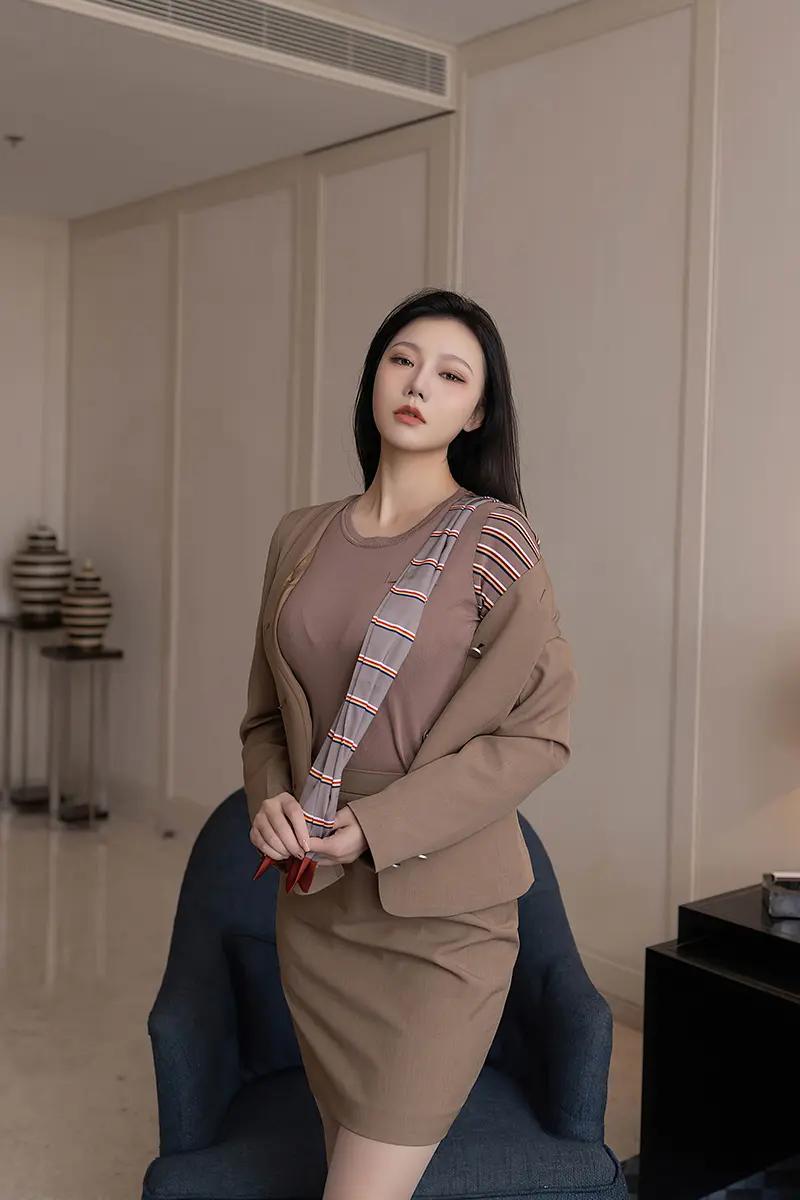 美女写真|温柔绝色玲珑柔躯万般温柔。美女写真职场穿搭