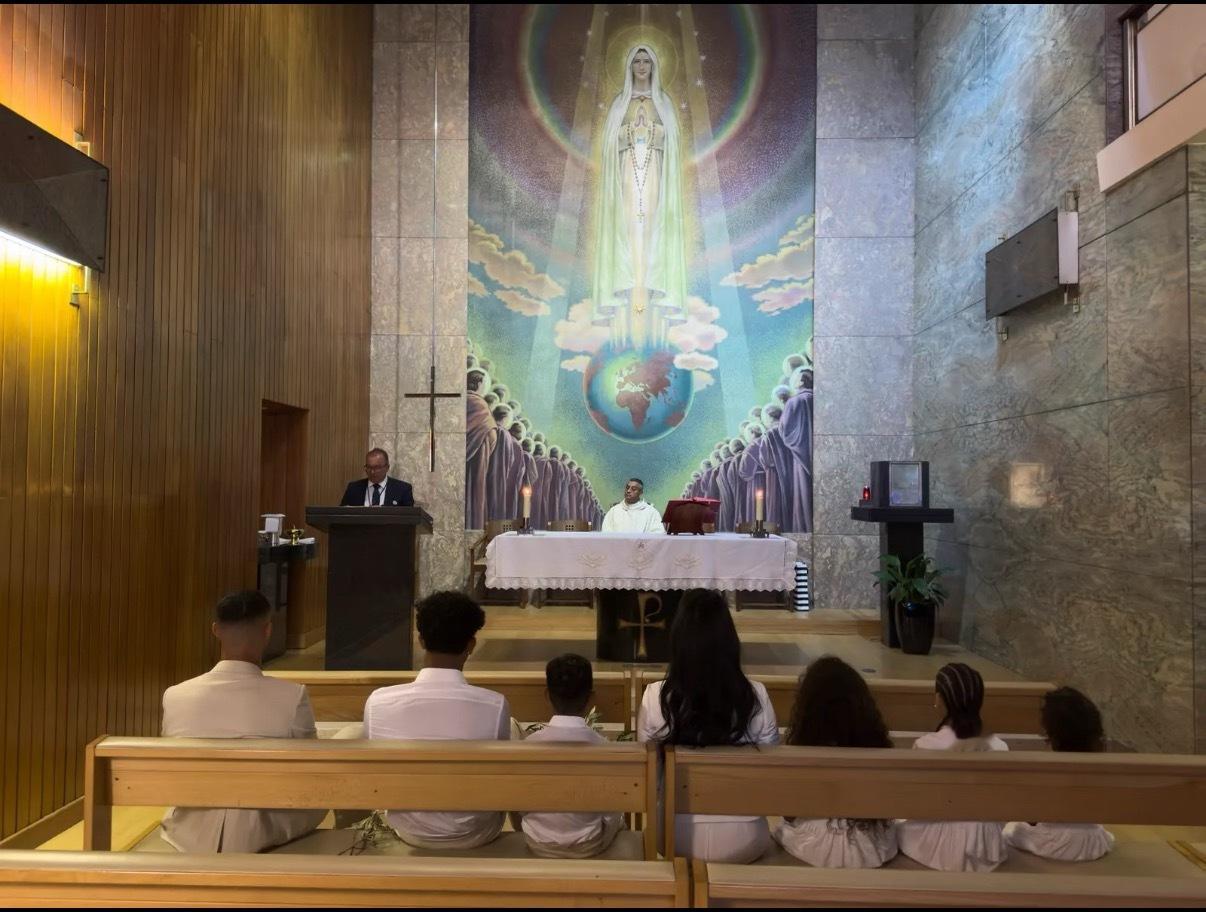 C罗乔治娜婚礼合照C罗和乔治娜的婚礼细节曝光！并没有传闻里群星云集的盛大派对，真