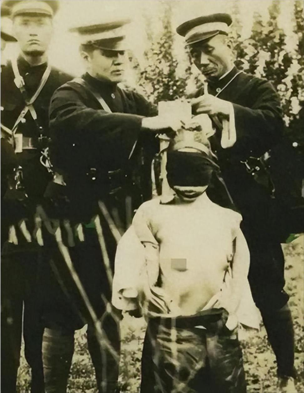 她是贺龙的亲妹妹，是驰骋战场的双枪女英雄，却在1928年遭遇世间最残忍的对待。敌
