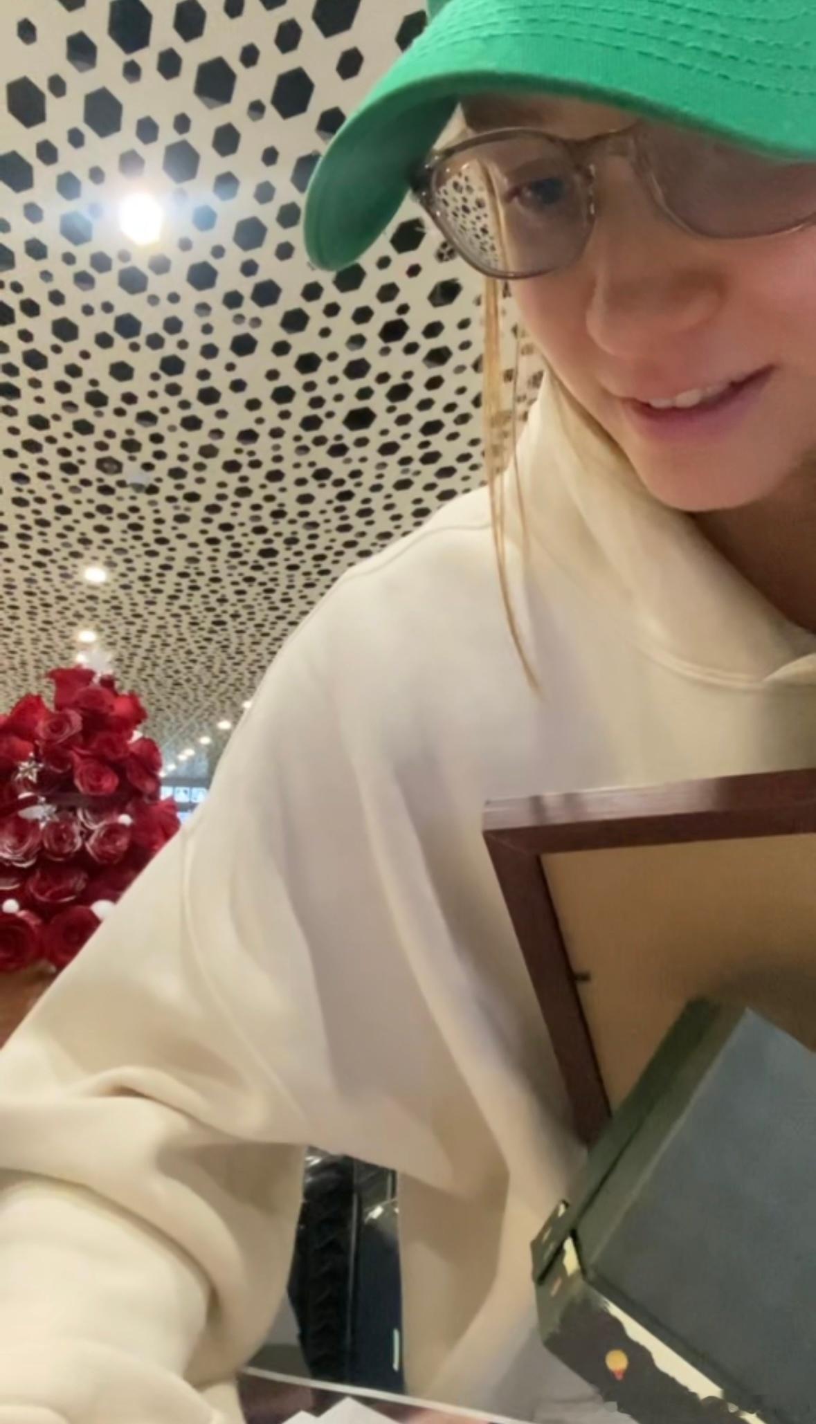 莱巴金娜！欢迎重返中国🇨🇳深圳！！！昨夜Lena到深圳了，有球迷去机场接机（