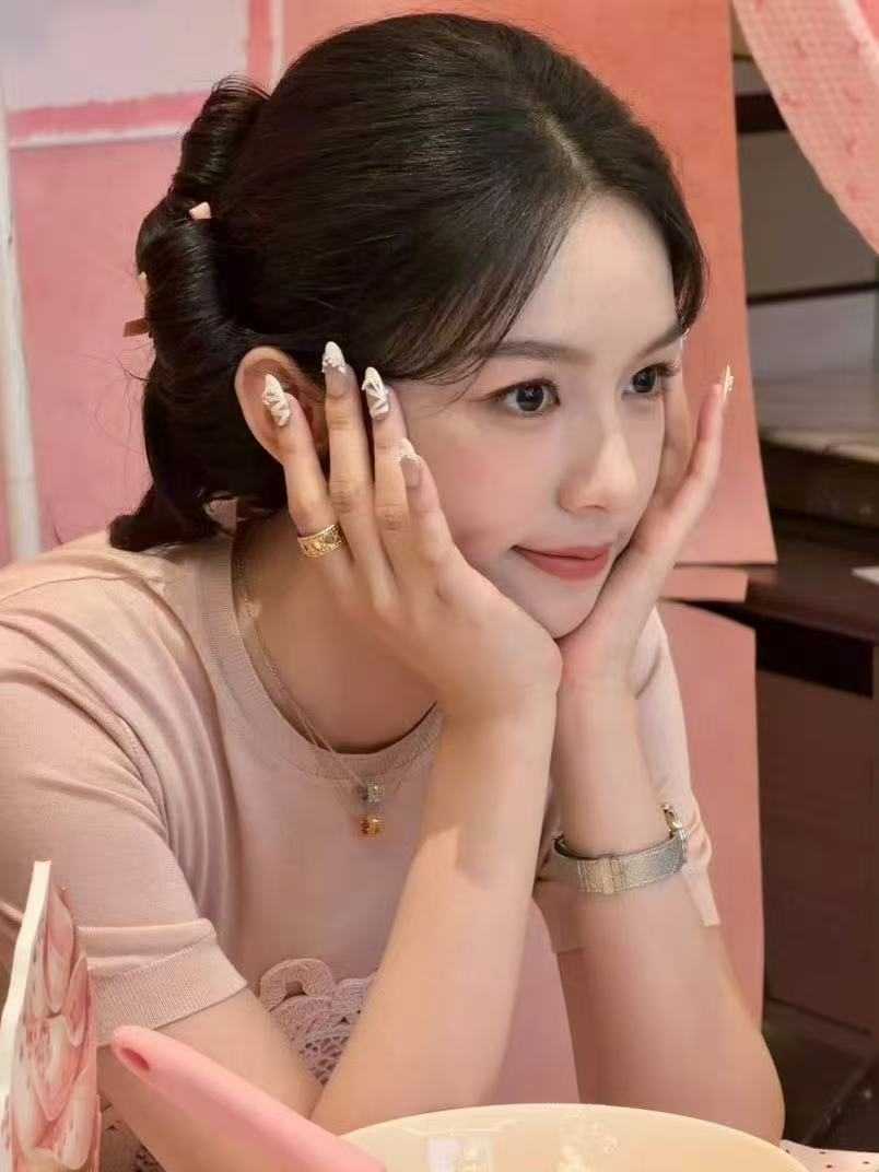 周也圈内口碑合作过的同行评价她都说没什么距离感，这种能被同行主动拉近距离的特质说