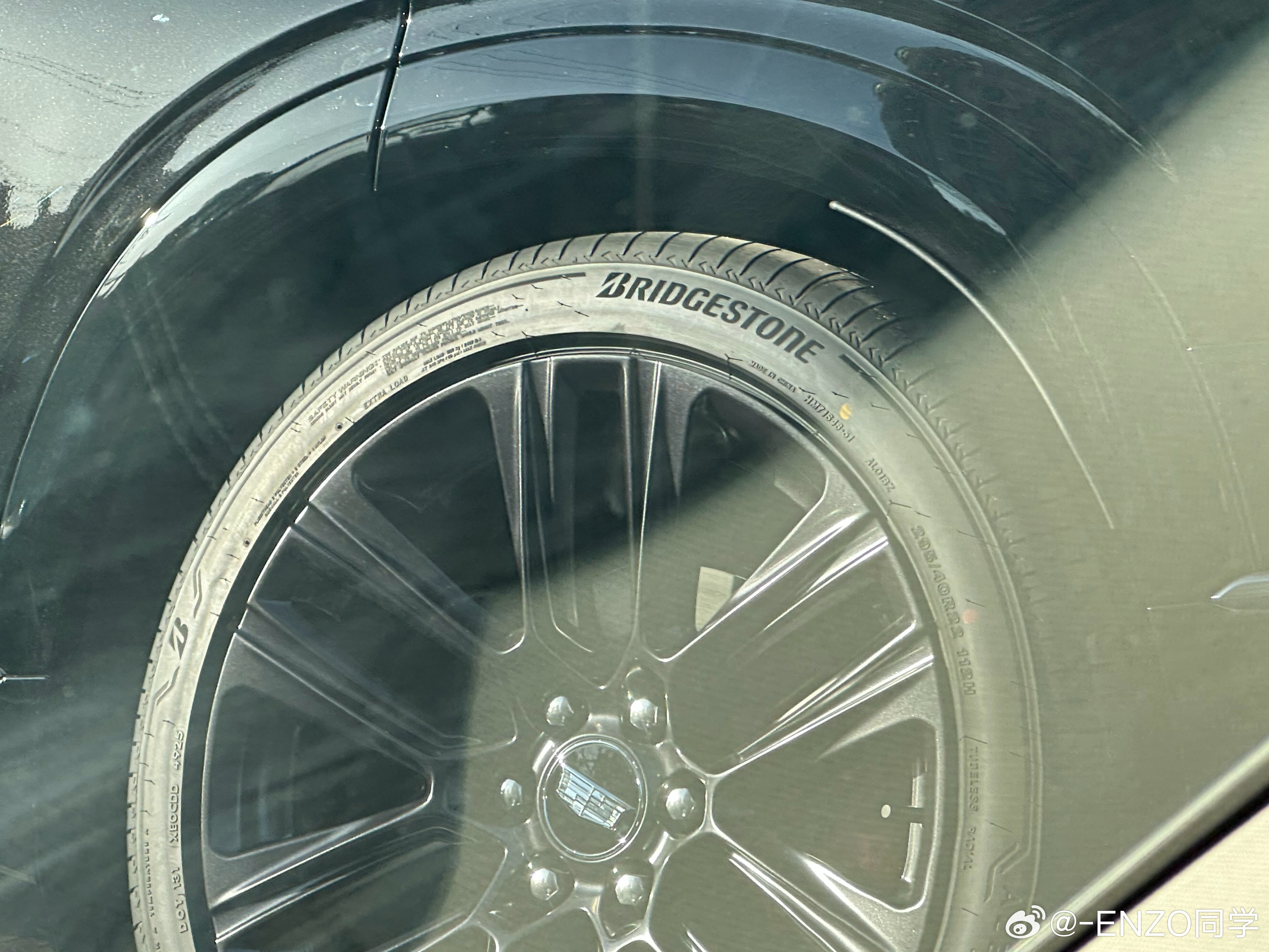 偶遇vistiq看上去没有想象中的凯雷德那样巨大凯迪拉克大v聊车