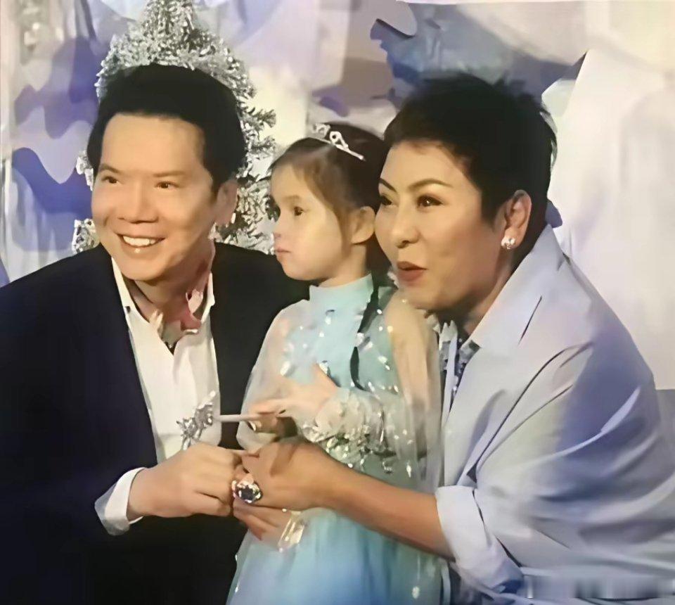 向佐家的宝贝孙女颜值绝了，把家里三代人的好骨相都继承了，6岁身高就特别抢眼。