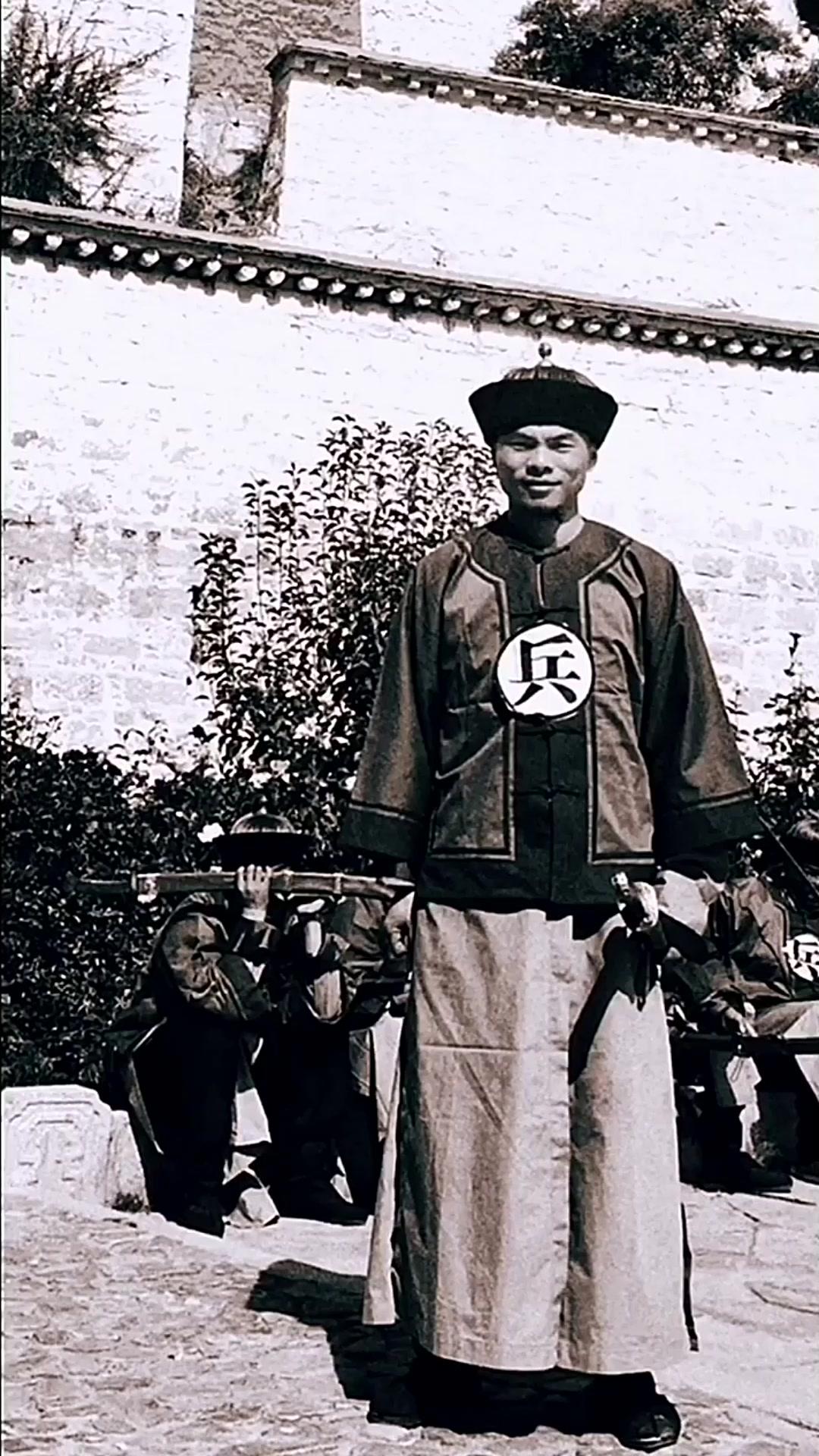 清朝士兵胸前的"兵卒勇丁"：一眼看穿谁是铁饭碗，谁是送死的炮灰先说个让人犯迷