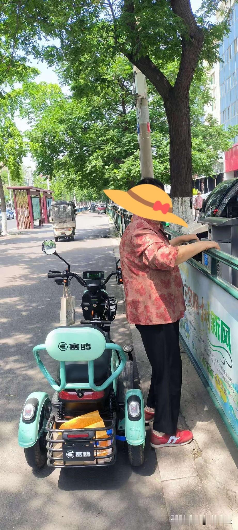 咱也是有婆婆的人这段时间天气晴好，我家瘦哥又带着他的老母亲上街玩耍了。婆