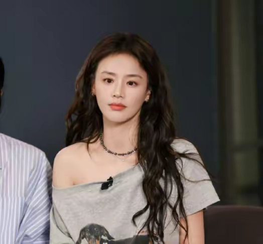 马思纯一张生图，全网安静了。原来松弛感能打败所有医美。镜头里她没修骨没打光，只是