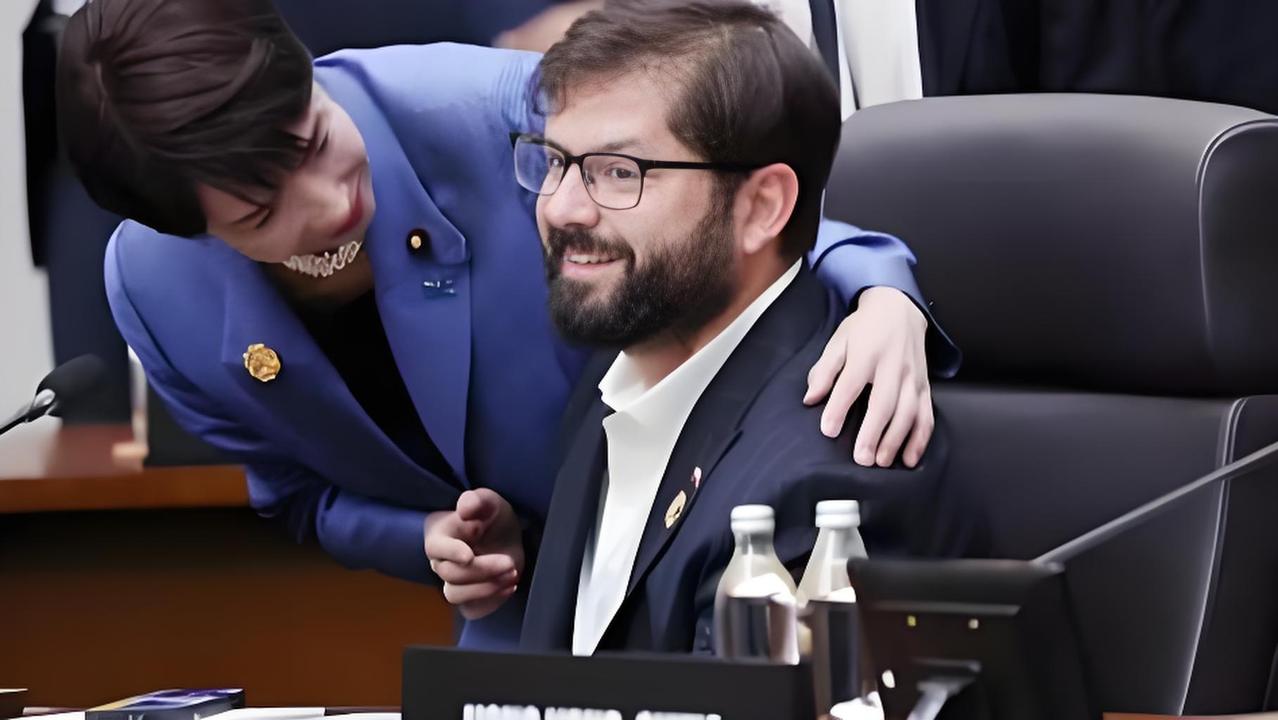 我就想知道，一个刚上来没几天的小早苗，怎么能整出这么多名场面。前脚跟老特挎着胳膊