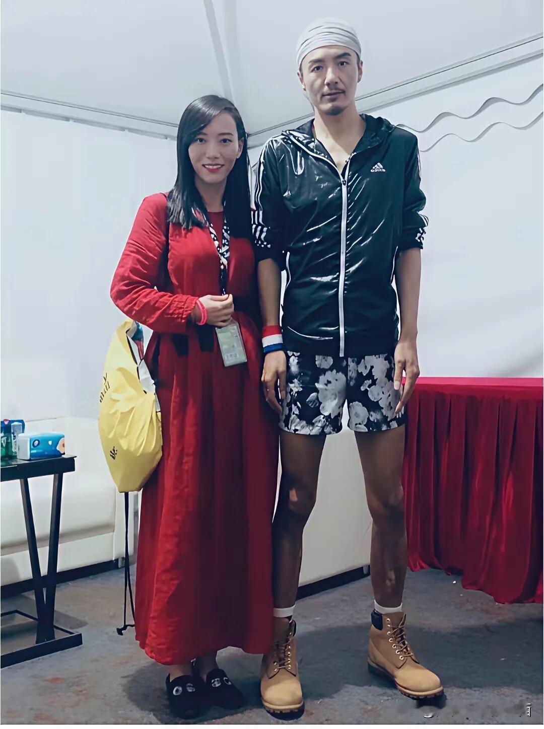 当年他也是很多人心目中的白月光，怎么老了之后变得这么瘦，皮肤黝黑，像个小老头了，