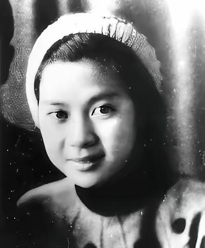 1942年，女地下党员罗文坤被捕，敌人见她不屈服，就把她放了，并让特务暗中监视她