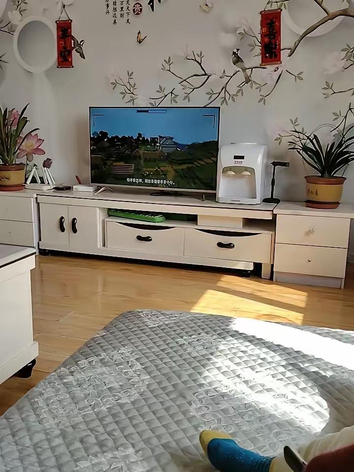 老公失业一年多，上周开始上班，月薪9000。他脸上有了笑容，家里气氛也缓和了。