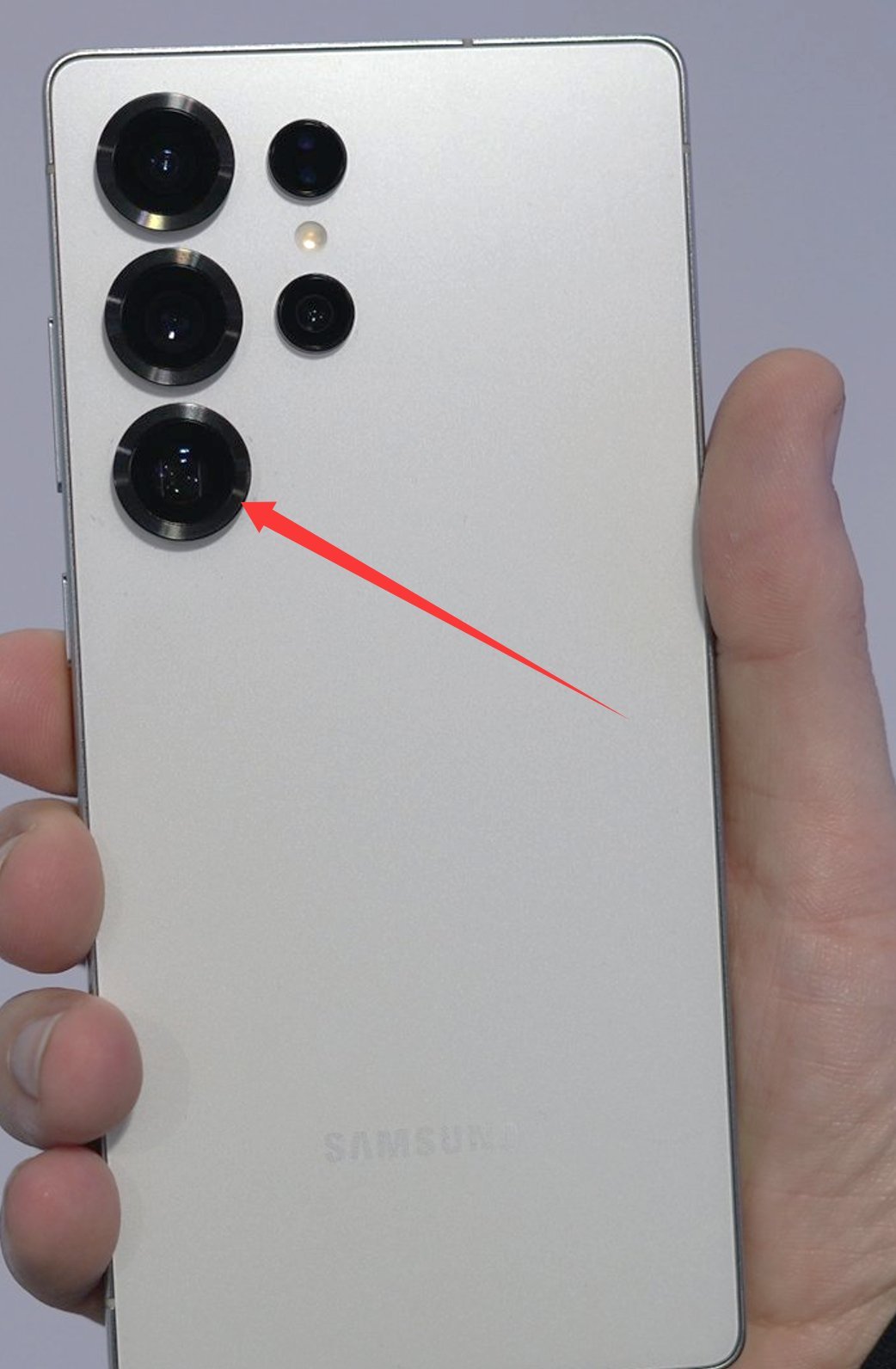 见到了部分GalaxyS26Ultra的真机设计。可以肯定的是：它终于摒弃了