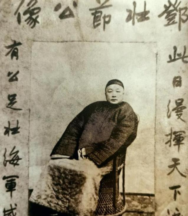 1895年，邓世昌的三姨太挺着六个月孕肚接旨，太后赏了块24斤金匾，但你男人喂了