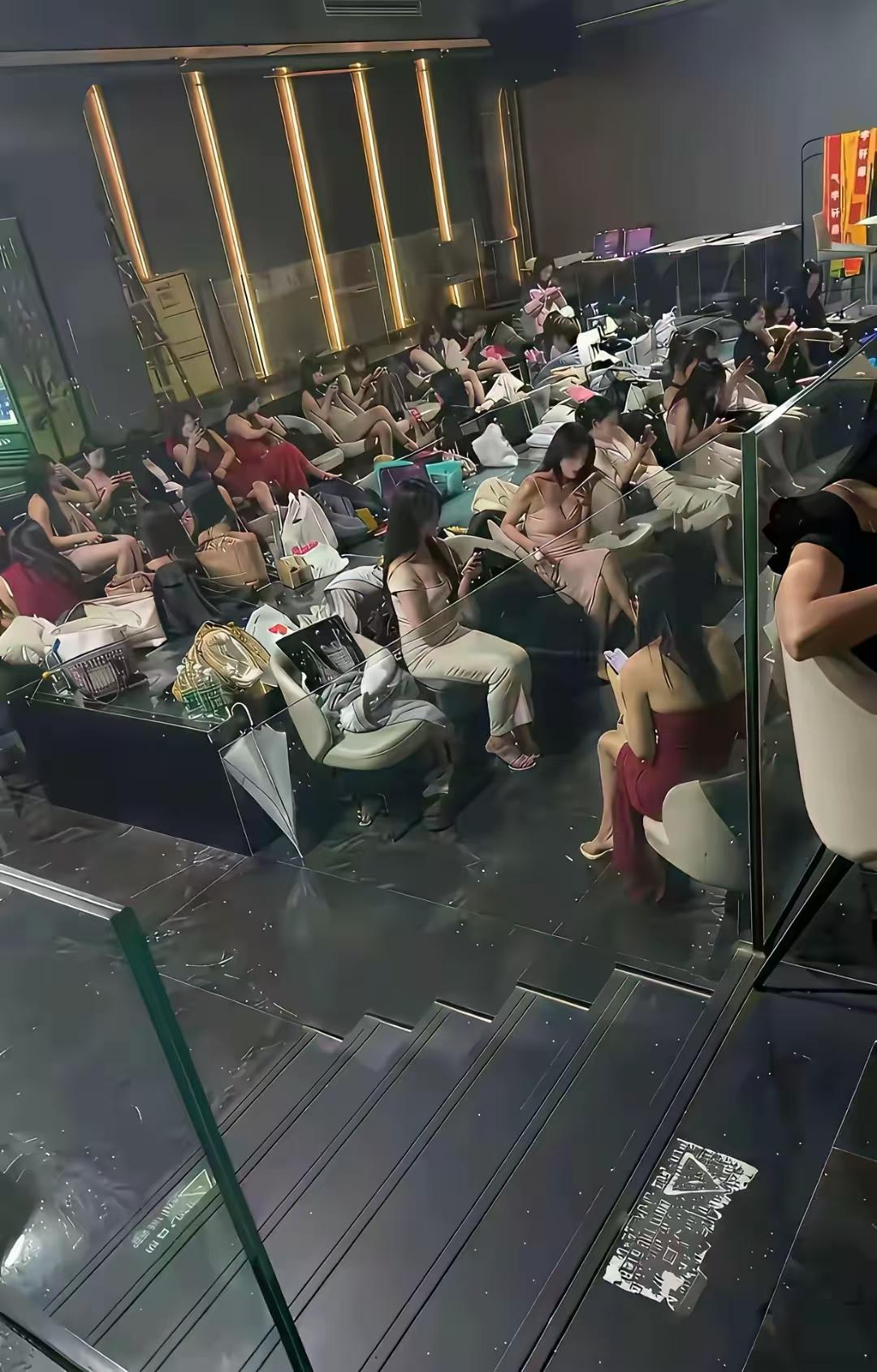 幻想着自己可以嫁个高富帅，一年又一年，年年失望，叹息好男人哪去了？告诉你们一