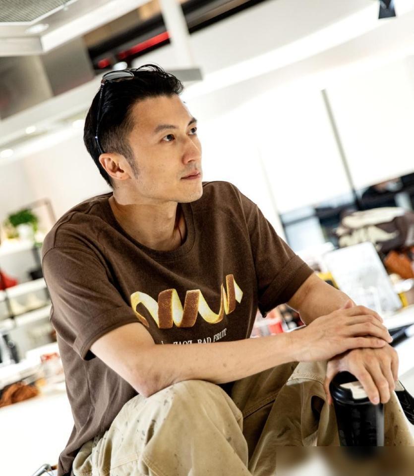 谢霆锋带着7旬老母逛街，手拎大包小包，你敢信他15亿的商业帝国，早三年就塌了半边