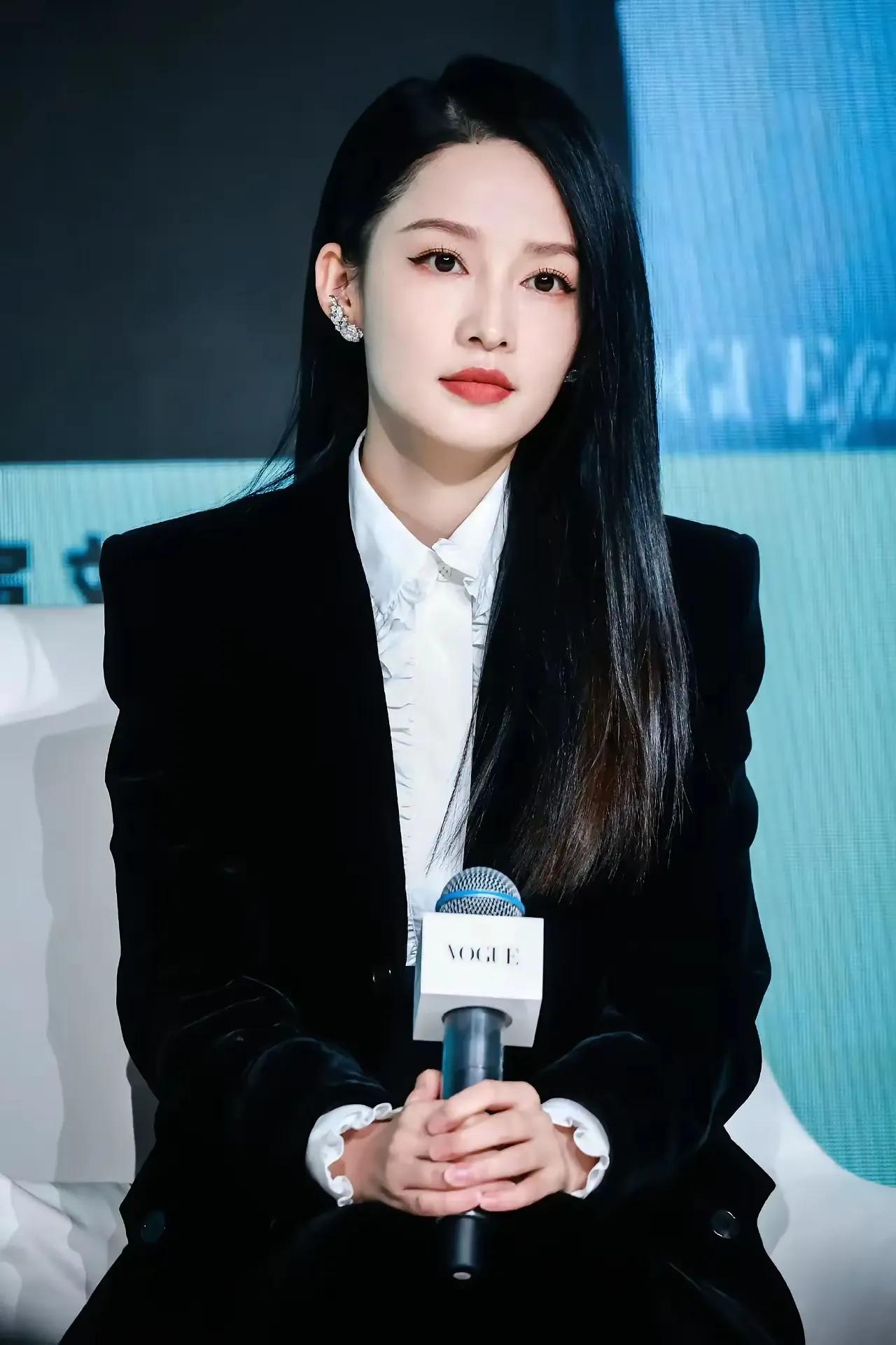 你喜欢李沁穿西装造型吗？优雅的黑色西装搭配白色衬衫，尽显女神魅力！