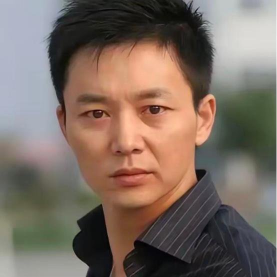 2001年，刘奕君结束剧组拍摄赶回家里，妻子吕梓媛面色冰冷开口：“我们