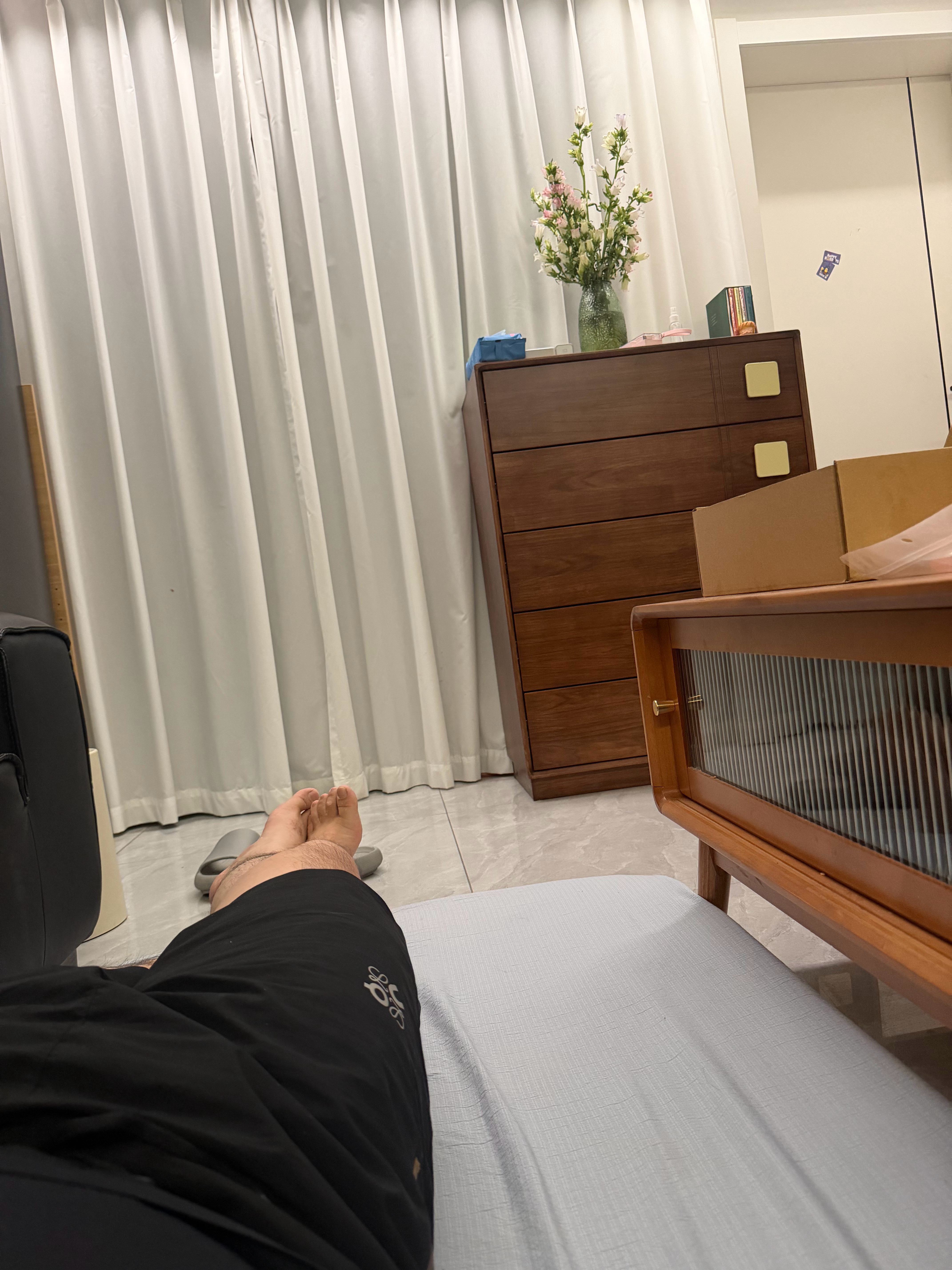 发生了一点意外的情况，今天晚上我只能和阿东睡客厅