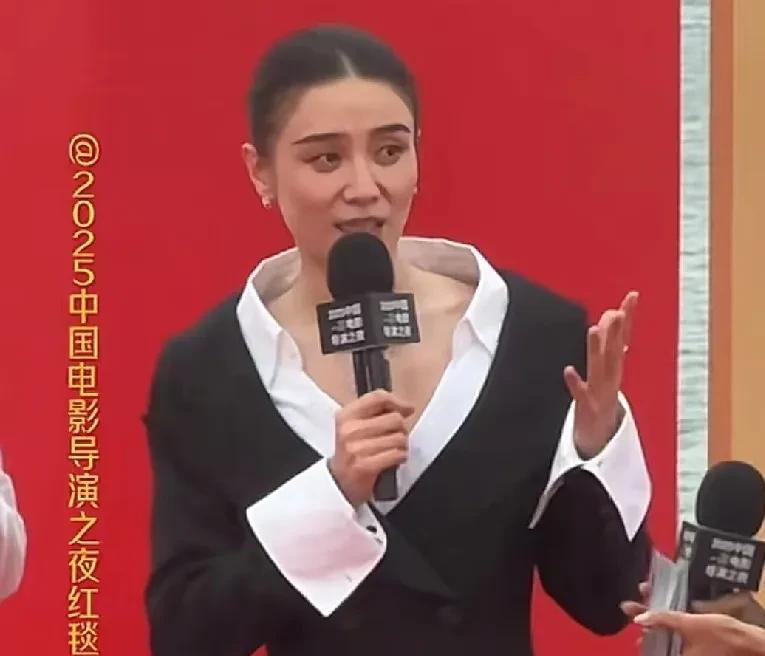 宋佳在导演协会拿下年度女演员奖后，十分诚恳的说：“谢谢所有的观众，没有观众我们什