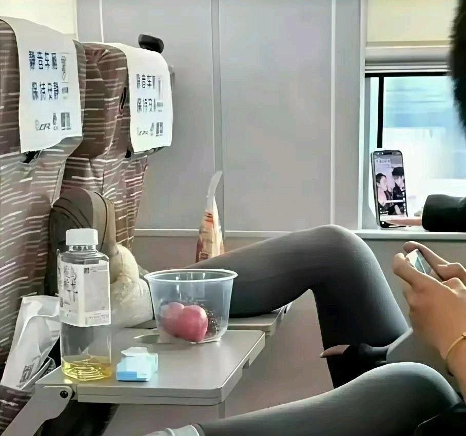 高铁上这种行为，你怎么看？