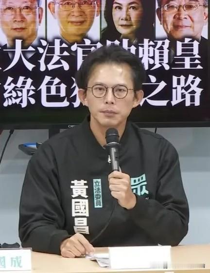 国民党团傅崐萁、罗智强两个人，加一块儿都比不上民众党团黄国昌一张嘴。傅崐萁