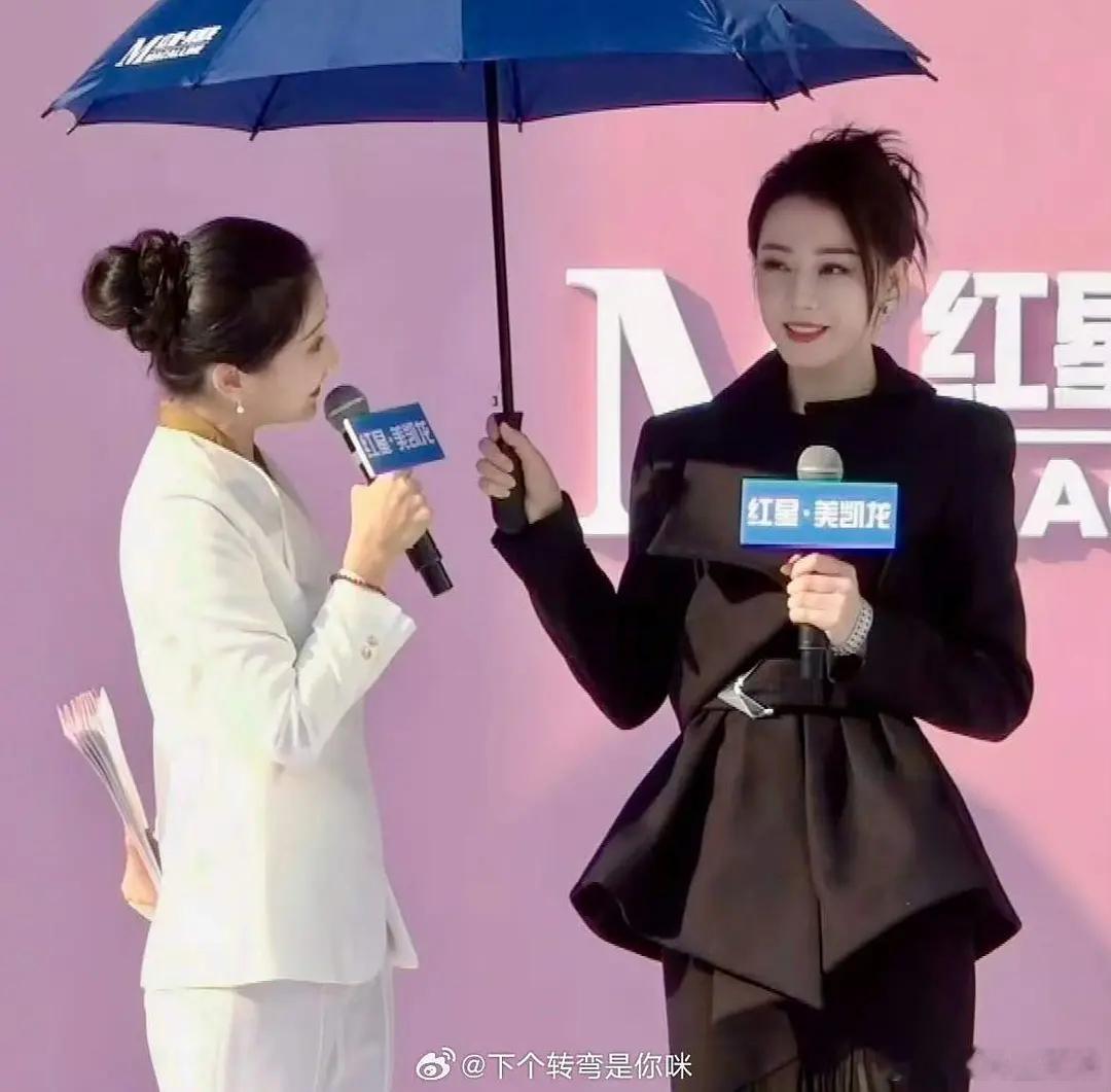 迪丽热巴🆚杨紫，确实是细节见人品啊