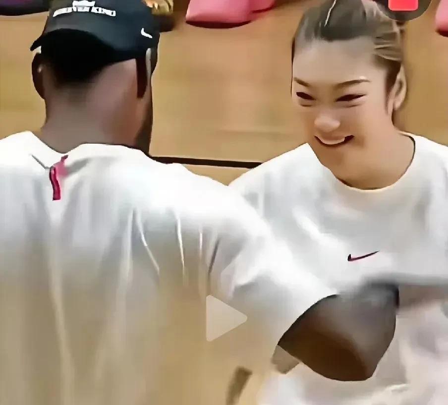 詹姆斯拥抱李梦，李梦估计做梦都得笑醒！詹姆斯中国行时，女篮李梦也在场，能看出他
