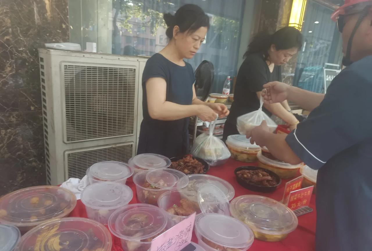 7月29日，山东一个27岁的女大学生因考公失败服93片安眠药离世！据说这个孩子