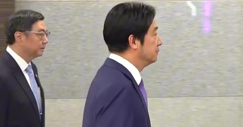 赖清德以武拒统，齐射海马斯火箭炮示威！6月10日，台陆军出动6辆发射车，从大甲