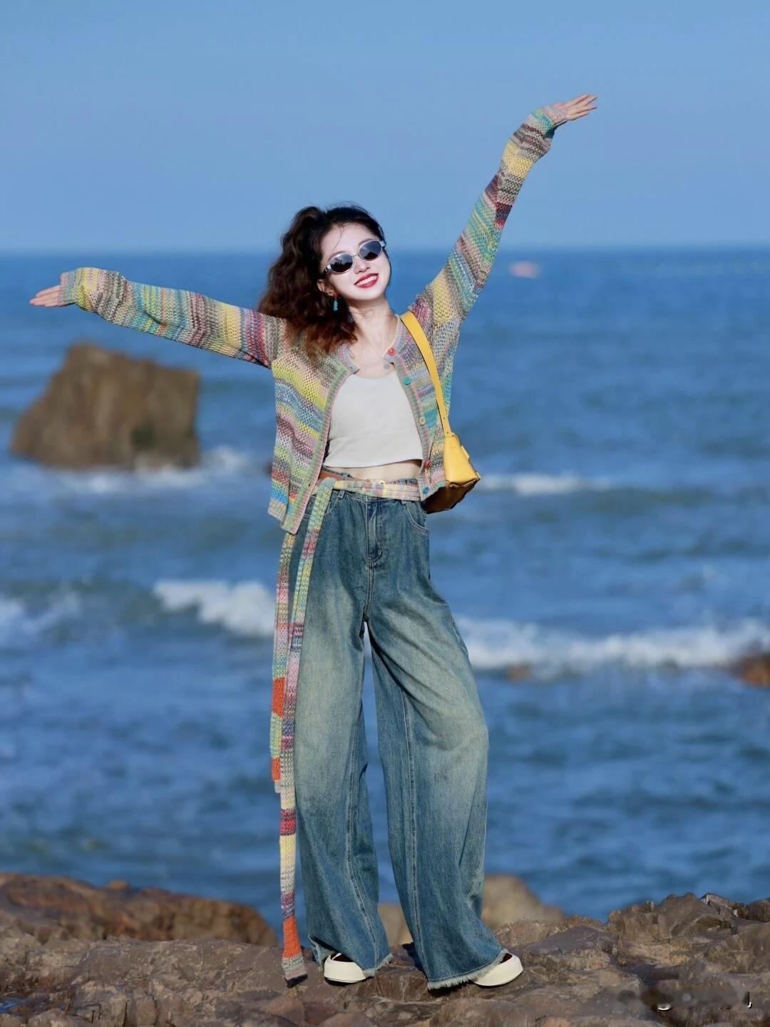 海边牛仔裤这么穿，活力满满，随手拍都出片！最近迷上了海边拍照，发现牛仔裤真是