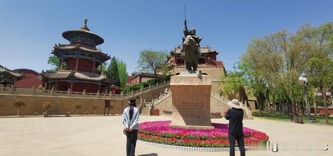 我们五一到陕北榆林，算是来对了，这儿温度不冷不热，天高云淡，最主要是所到之处游人