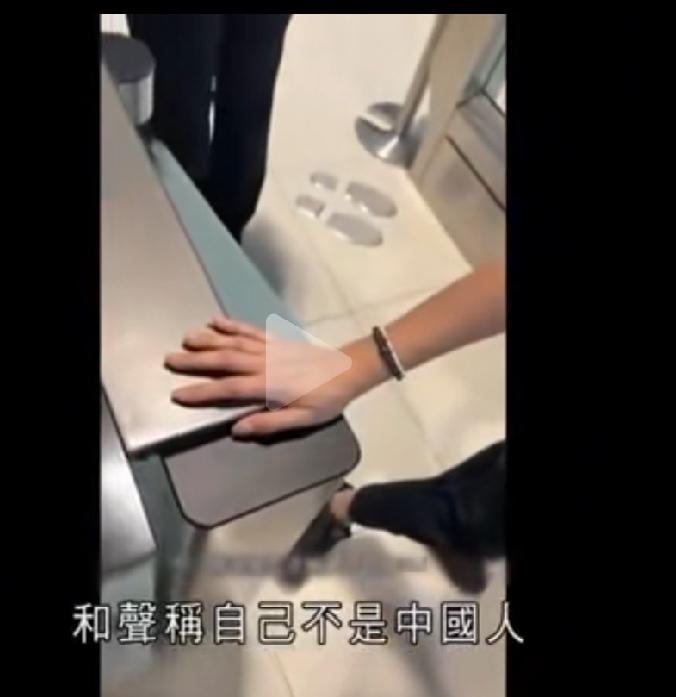 亚航一名地勤员面对说普通话的内地女游客，说“我不是中国人”，对她的要求置之不理，