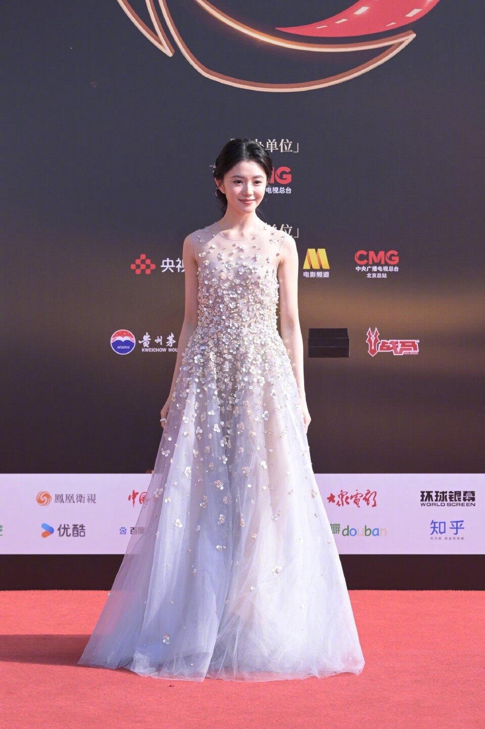 刘浩存生图美成这样CMG中国电影盛典红毯她走红毯的时候，确实让人挪不开眼。生图