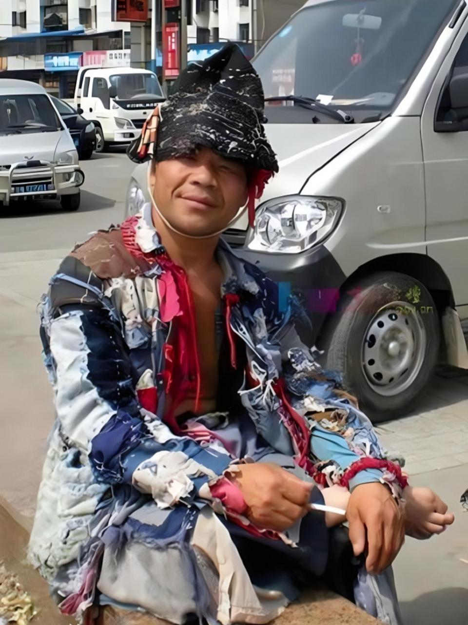 而我也遇到过“高级乞丐”。他们上门“讨饭”时，蓬头垢面，破衣烂衫。手拿一只碗，肩