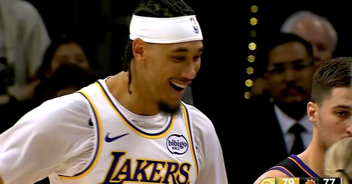 别再叫他“艾顿的替补”了。第三节最后2秒，拉拉维亚快攻中手腕一抖。贾克森·海