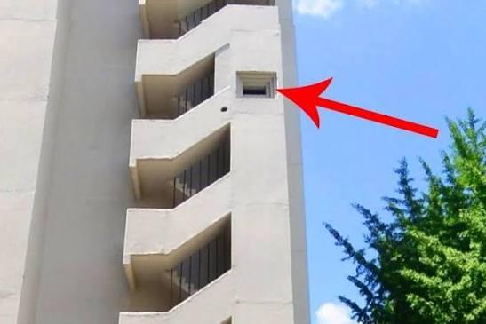 首尔老旧公寓中阶梯式射击孔（총안구）的示意图和照片，解释了其二战时期的设计理念：