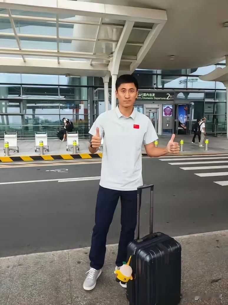 中国足球裁判出征世界杯，这次马宁将大概率亲自主哨，吹世界杯正赛了。网友：行李