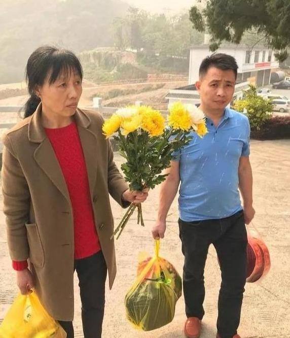 1984年，一战士壮烈牺牲，新婚20天的妻子，生下遗腹子并拒绝改嫁。35年后，妻