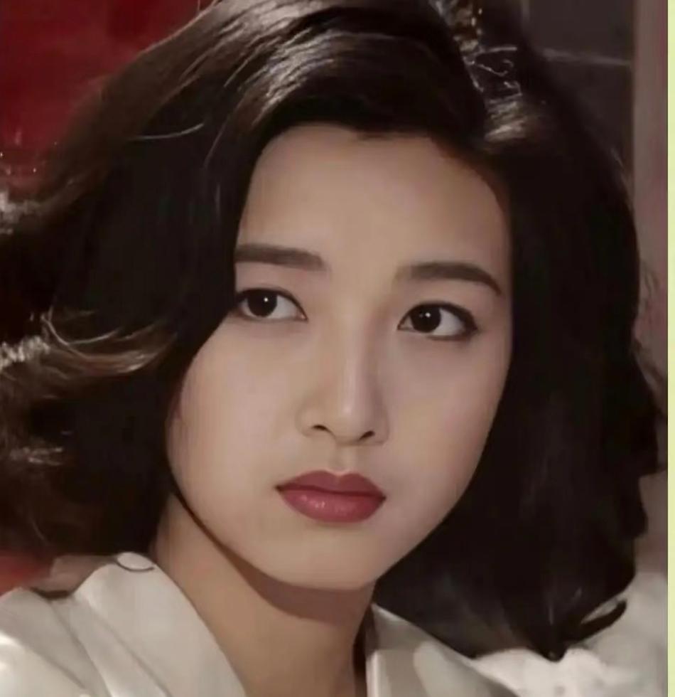 江珊，徐帆这一代女演员。年轻时真漂亮。演技，颜值都在线，年龄大了，依然好看。