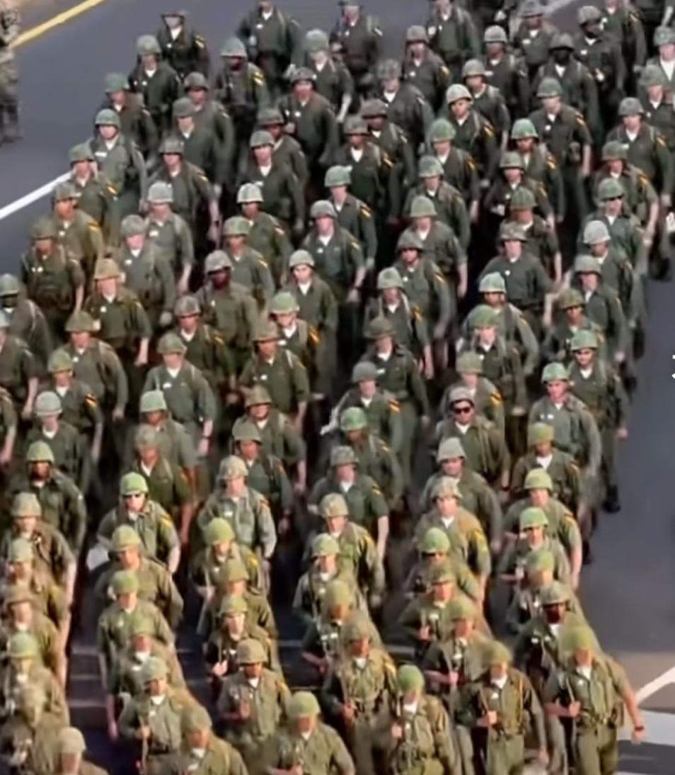 阅兵不是美国军队的强项，走得不太齐。特朗普想要的效果还是没出来。不过，特朗普在美