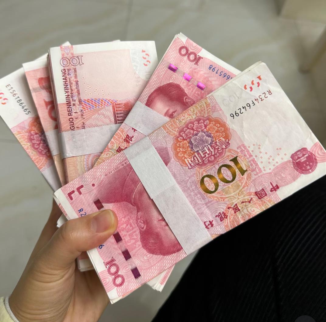 我妈走了，存折里还剩五万块。我揣着存折去取钱，顺口提了句老人过世的事，银行直接说