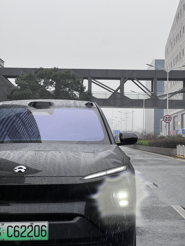 24款蔚来ES8车主拉着我1.6wkm的es8出来遛一遛，福田深业上城真的太出