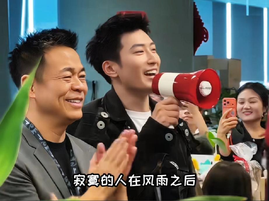 窦骁唱孙浩的歌，网友：搞事业的窦骁真帅看来内娱不仅女星离婚后会变好看，男演员